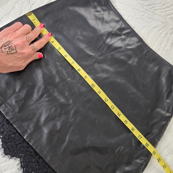 🎄 Fashion Nova EUC faux leather lace mini skirt XL Juniors black - Picture 13 of 14